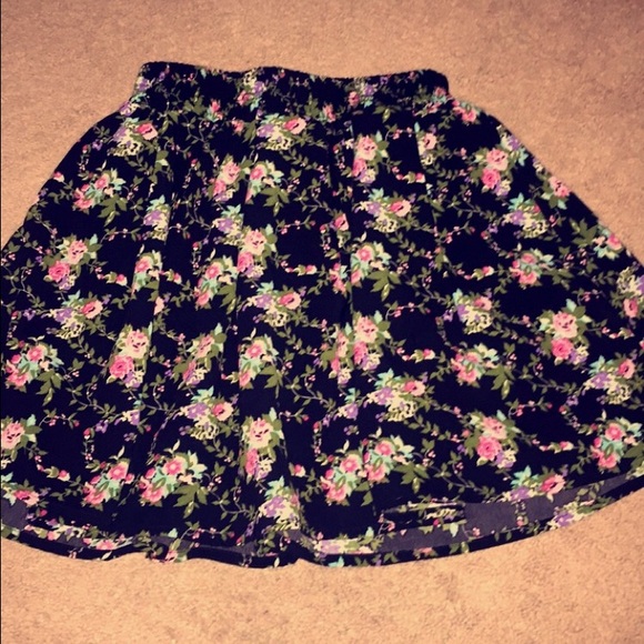 Floral skater/mini skirt. Size S. Worn once!