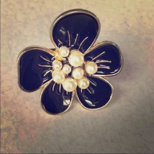 Gorgeous black flower ring🌸