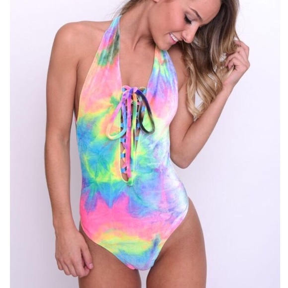 Bubblegum lace up velvet leo