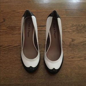 Oxford style pumps