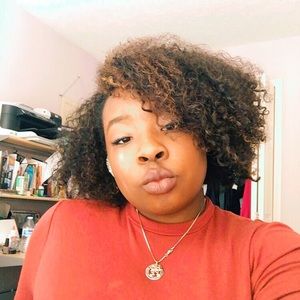 Meet your Posher, Nia