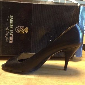 Size 6.5 Black Spanish lLeather Peep Toe Pump