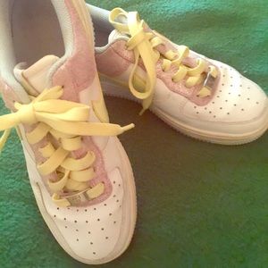 Nike girls tennis shoes white w/yellow laces -6-