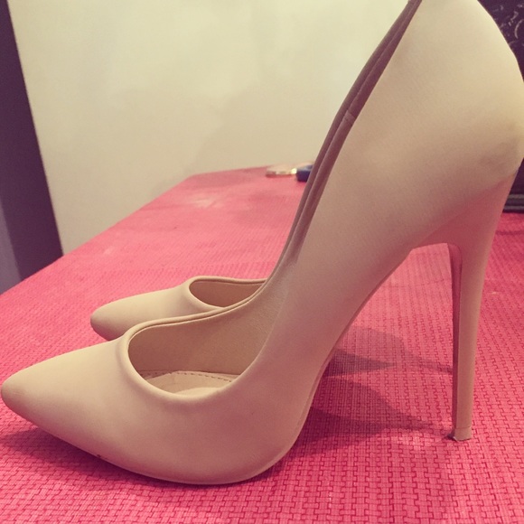 Nude pumps