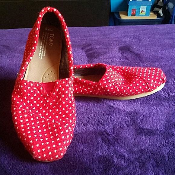 Toms red with white dots
