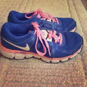 Nike 6.5 Woman Dual Fusion Sneakers