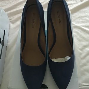 Blue pumps