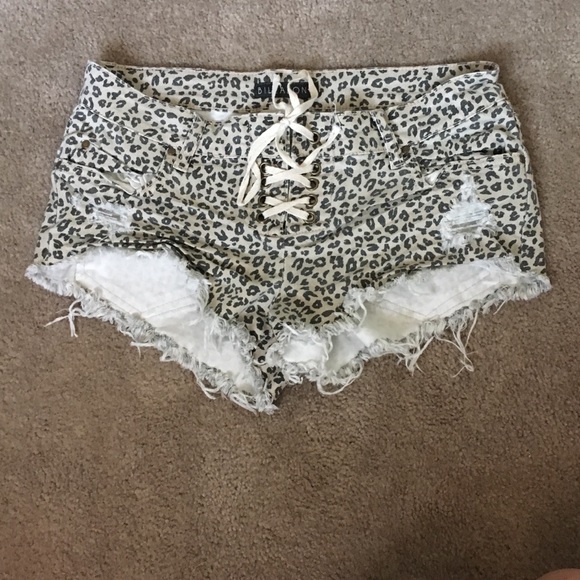 Billabong jaguar print shorts‼️‼️