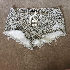 Billabong jaguar print shorts‼️‼️