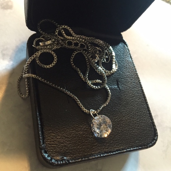 •2.00 CTTW Swarovski white gold element neckless• - Picture 2 of 3