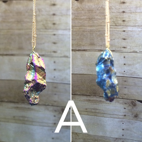 Stone w/ iridescent color necklace - Picture 2 of 4