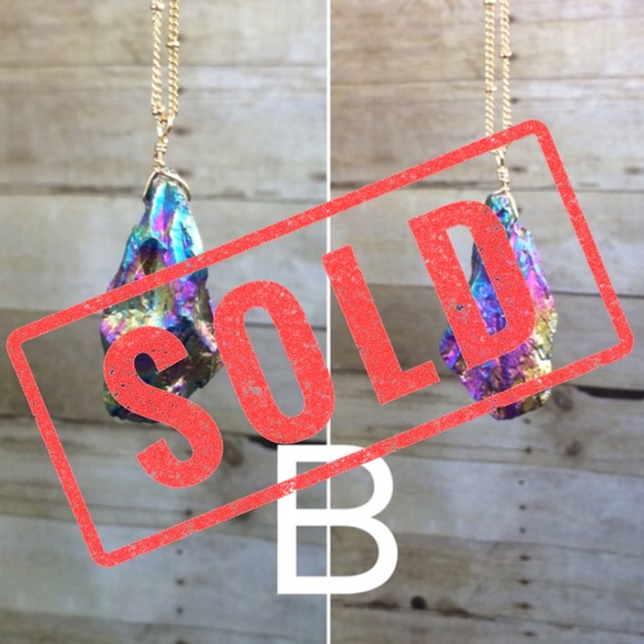 Stone w/ iridescent color necklace - Picture 3 of 4