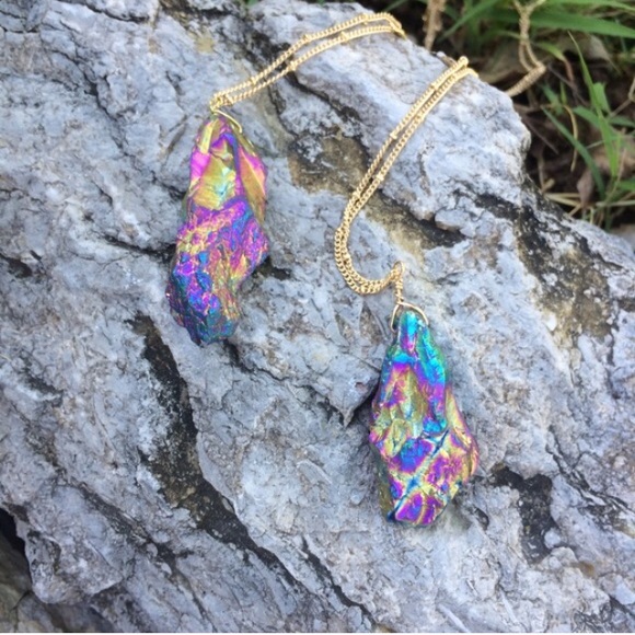 Stone w/ iridescent color necklace - Picture 4 of 4