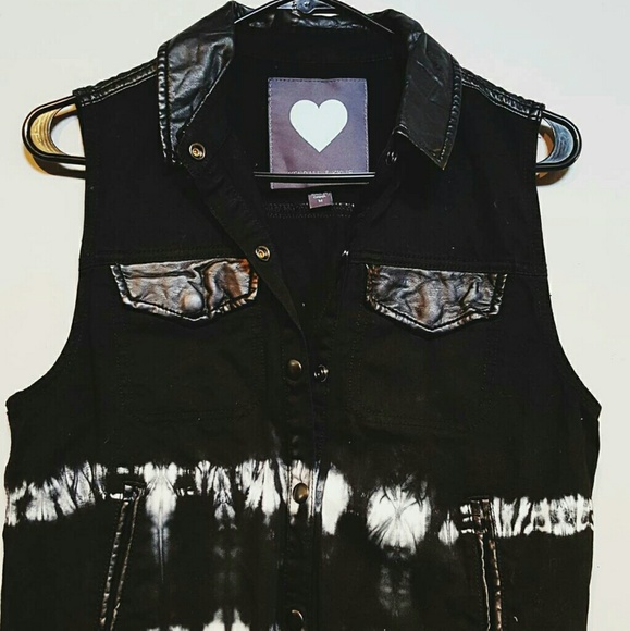Kendall and Kylie black and white tye dye vest