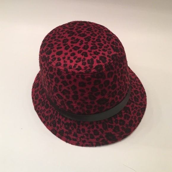 Charming Red Hat - Picture 1 of 4