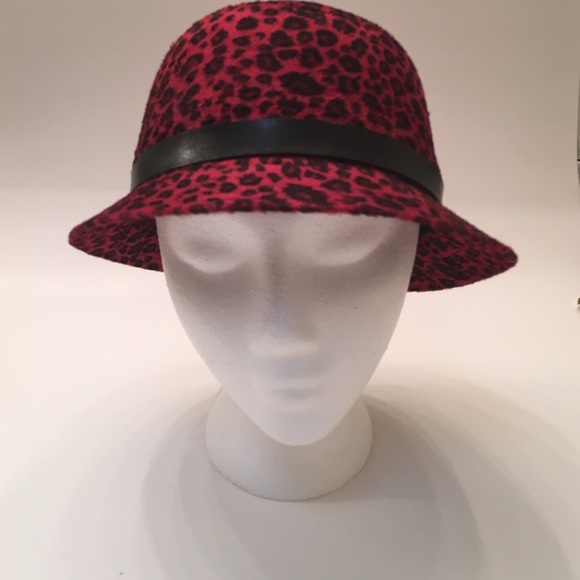 Charming Red Hat - Picture 3 of 4
