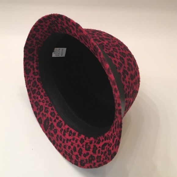 Charming Red Hat - Picture 2 of 4