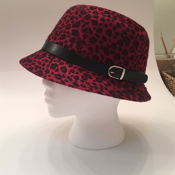 Charming Red Hat - Picture 4 of 4