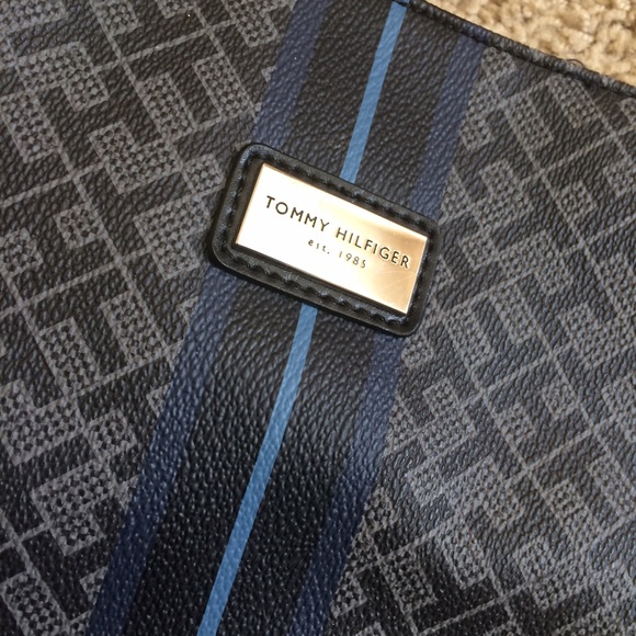 Tommy Hilfiger Crossbody - Picture 2 of 2