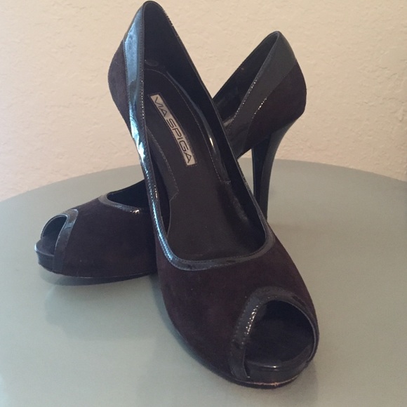 SUEDE 👠 Via Spiga Peekaboo Pumps (Brown)