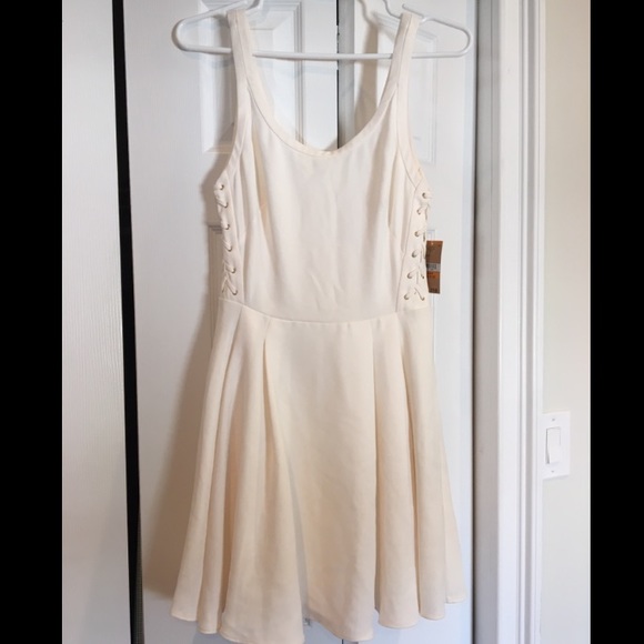 White lace up dress