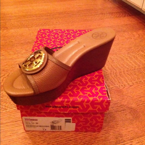 Tory Burch size 7.5 Tan Selma Wedge