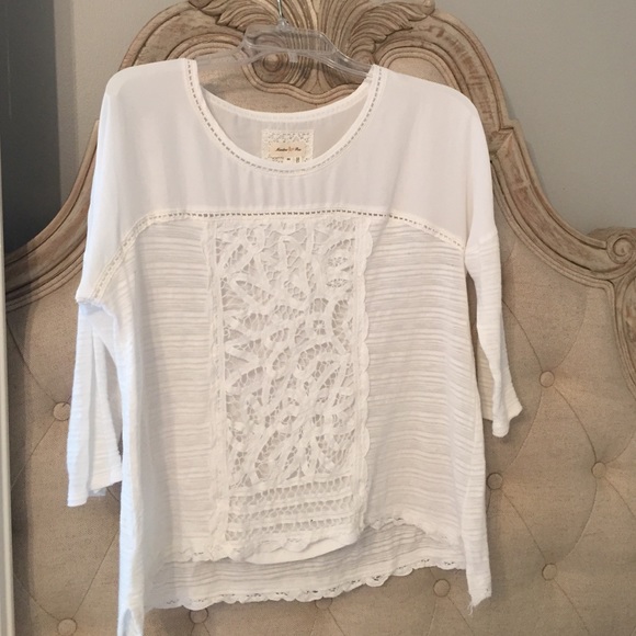 White quarter sleeve shirt with lace detailing