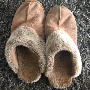 Slippers size 9/10. Very comfy & in great shape!