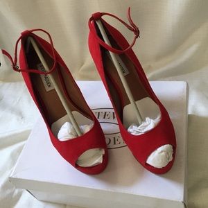 Steve Madden Deviaate Red Pumps