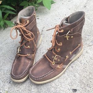 Sperry ankle boots and american eagle flip flops