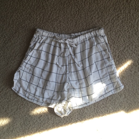 Brandy melville black & white shorts ♠️