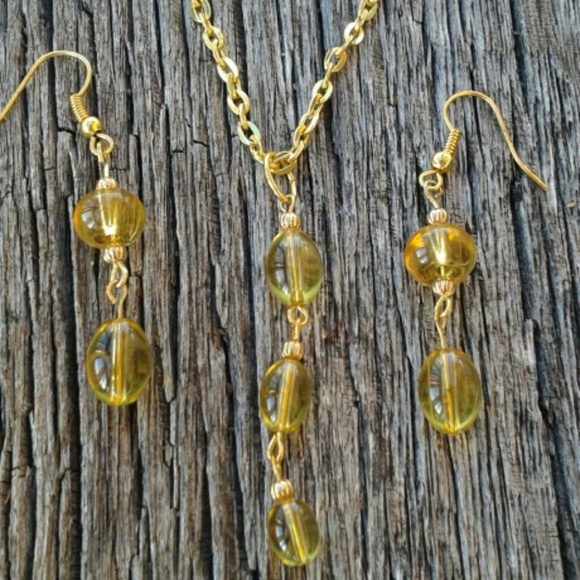 Necklace and earring set