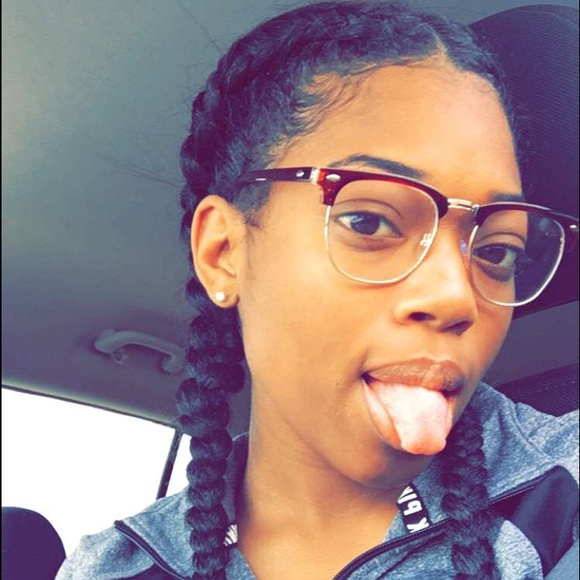 MEET YOUR POSHER 💙😍