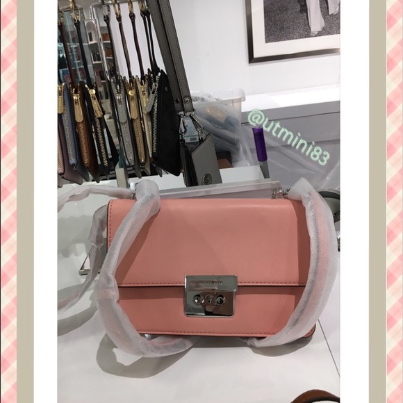 Michael Kors Handbags - 🌸Sale~Michael Kors crossbody pink