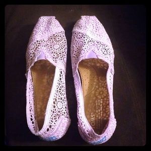 Lilac/lavender crochet Toms women's size 9