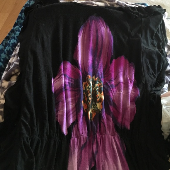 Tshirt - Picture 1 of 3