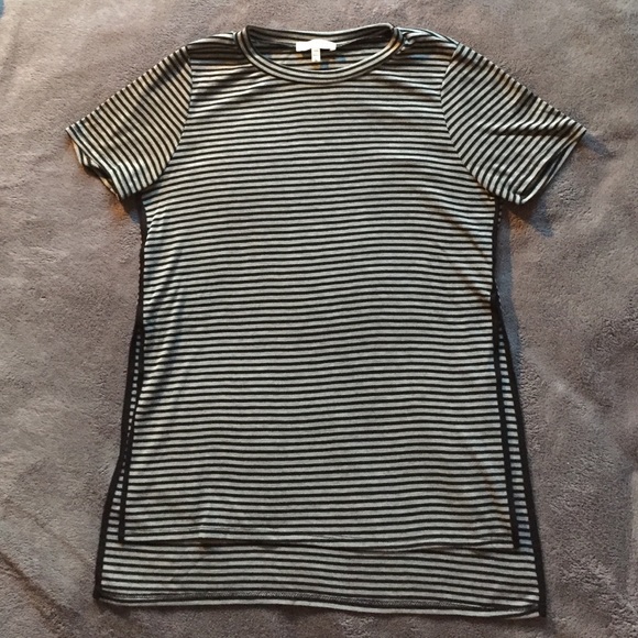 Ribbed, striped t-shirt, mid-length side slits