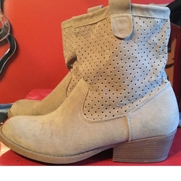 Rampage beige mesh booties!