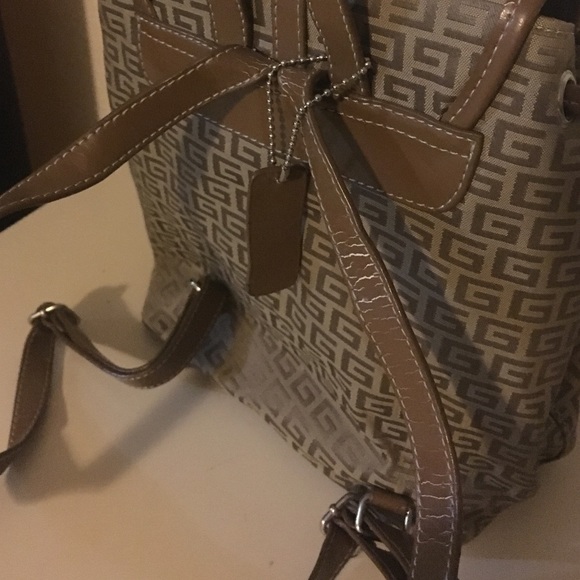 Mid size backpack - Picture 3 of 3