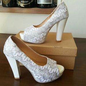🔴SALE🔴New. White chunky heels size 36