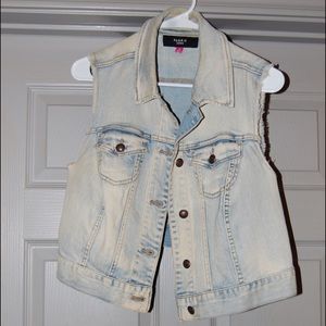Cropped light denim vest