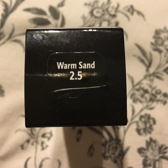 Luminous Moisturizing Treatment Foundation - Picture 2 of 2