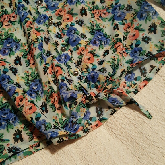 Semi sheer floral blouse small - Picture 3 of 4