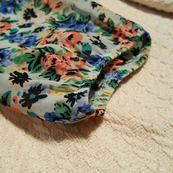 Semi sheer floral blouse small - Picture 4 of 4