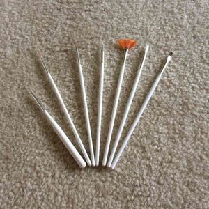 7 nail art brushes!!