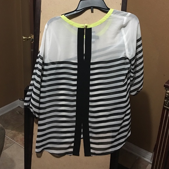 Super cute summer blouse - Picture 2 of 2