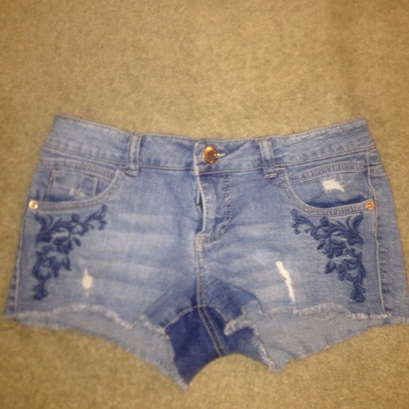 Size 7, jean shorts with design