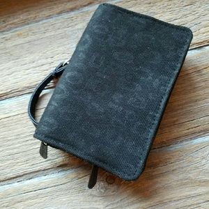 Everyday wristlet by Thirty One