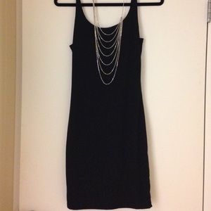 Black dress perfect for summer date nights .
