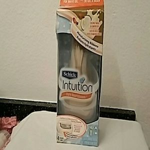 Schick intuition pure nourishment 4 blade razor